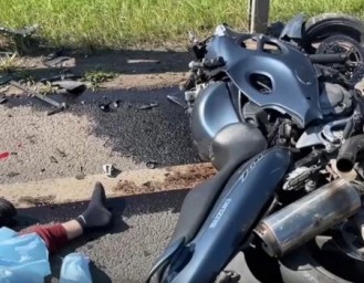 В Уфе мотоциклист врезался в стоявшую на обочине машину и погиб