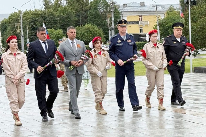 На площади Победы в Туле прошла церемония возложения цветов