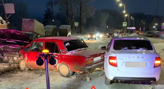 На Комсомольской столкнулись три машины: пострадали водители