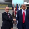 Путин и Трамп почти одновременно вышли из своих самолетов на Аляске и встретились на летном поле