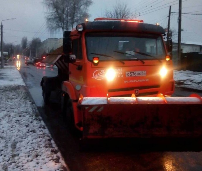 Костромские коммунальщики всю ночь боролись со снегом и гололедом