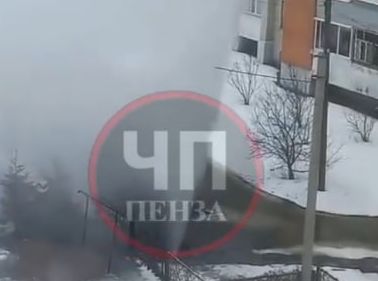 На улице Коммунистической в Пензе забил фонтан высотой в несколько этажей