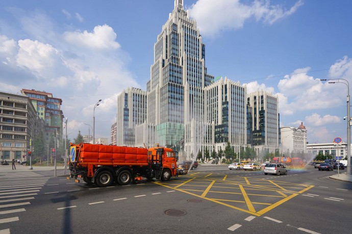 Раздача воды в метро и особый уход за зелеными насаждениями: как в Москве справляются с жарой