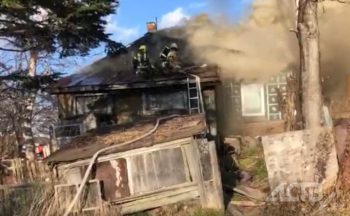 Палкой выбил окно: сахалинец спас из горящего дома 94-летнюю бабушку Палкой выбил окно: сахалинец спас из горящего дома 94-летнюю бабушку