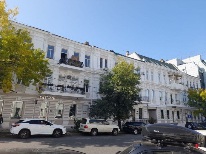 Исторический дом во Владивостоке остался без остеклений и с изуродованным балконом