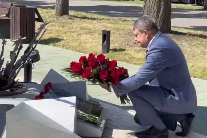 Власти ЛНР почтили память погибших при обстреле у здания администрации Луганска