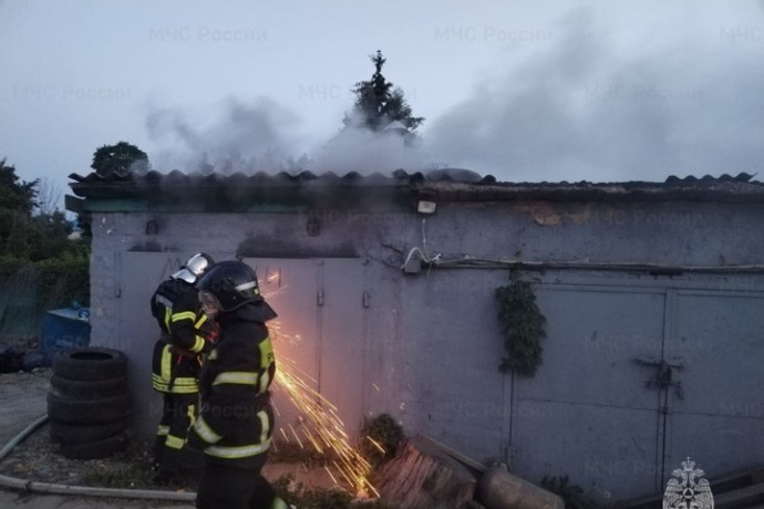 В Орле произошел пожар в гаражном кооперативе