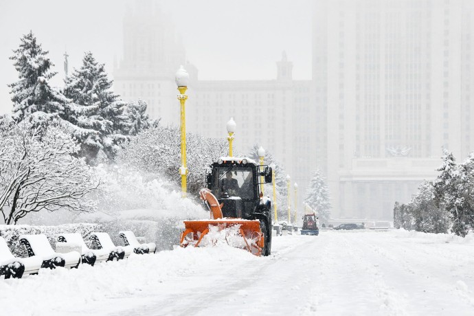По всей Москве продолжают работы по уборке снега