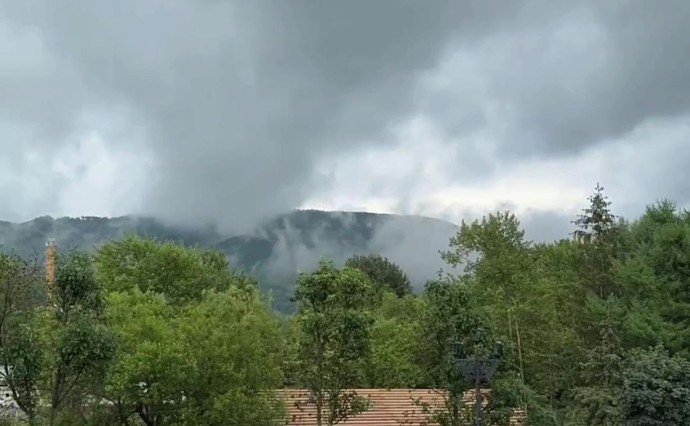 В Южно-Сахалинске на видео попали "парящие" сопки В Южно-Сахалинске на видео попали "парящие" сопки
