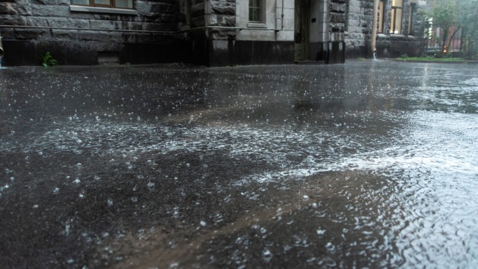 Петербург ждут два очень дождливых дня: водителей просят быть предельно внимательными