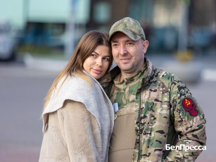 Букет на годовщину. Участник спецоперации вернулся домой и привыкает к гражданской жизни