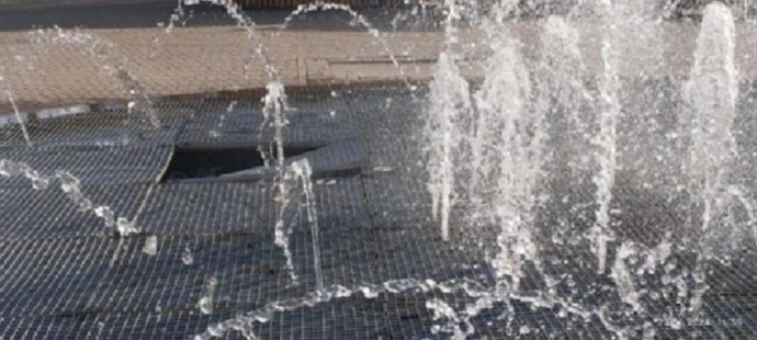 Девочка, провалившаяся под решетку фонтана, получит 250 тысяч Девочка, провалившаяся под решетку фонтана, получит 250 тысяч