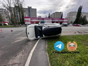 В Уфе «Москвич» опрокинул Mitsubishi Lancer
