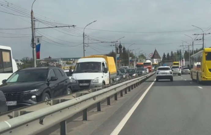 Пробка на Московском проспекте в Ярославле образовалась из-за атаки БПЛА