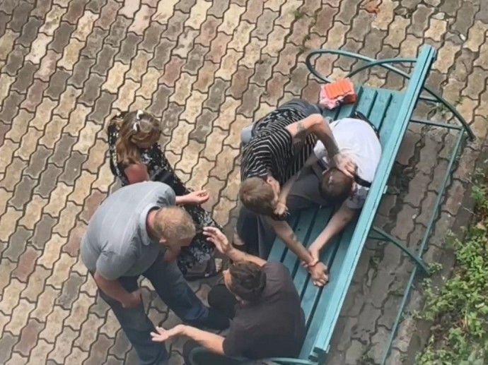 На улице в Белгороде избили и ограбили мужчин, пытавшихся помочь пьяной женщине