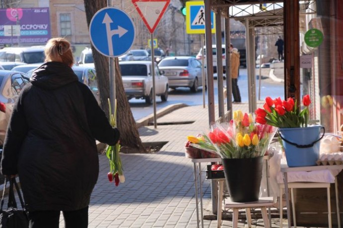 Тюльпаны, розы и не только: во сколько обойдутся цветы к 8 Марта астраханцам. Репортаж с торговых точек