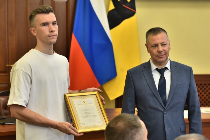 Михаил Евраев вручил награды волонтерам, спасшим девочку из воды