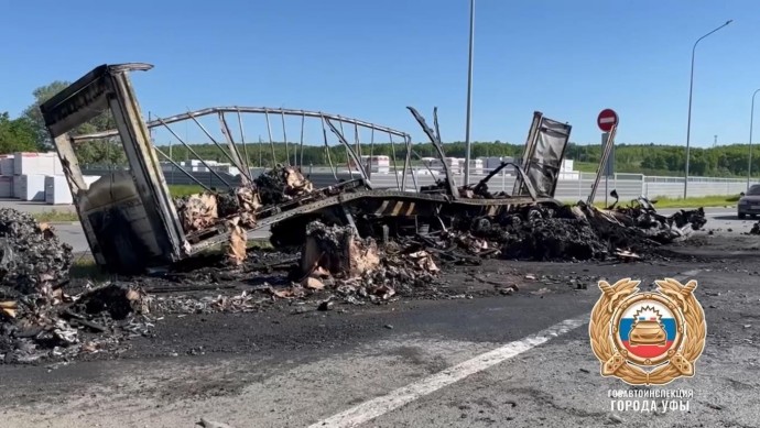 В Уфе водитель погиб в горящем автомобиле после столкновения с фурой