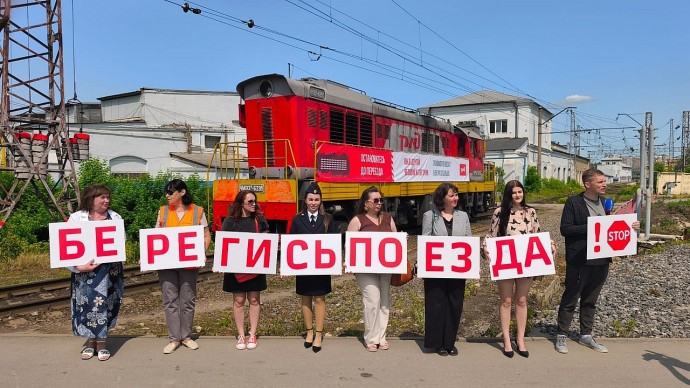 На переездах МЖД в Тульской области работники магистрали напомнили водителям о правилах пересечения железнодорожных путей