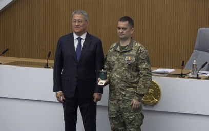 Радий Хабиров вручил госнаграды участникам СВО