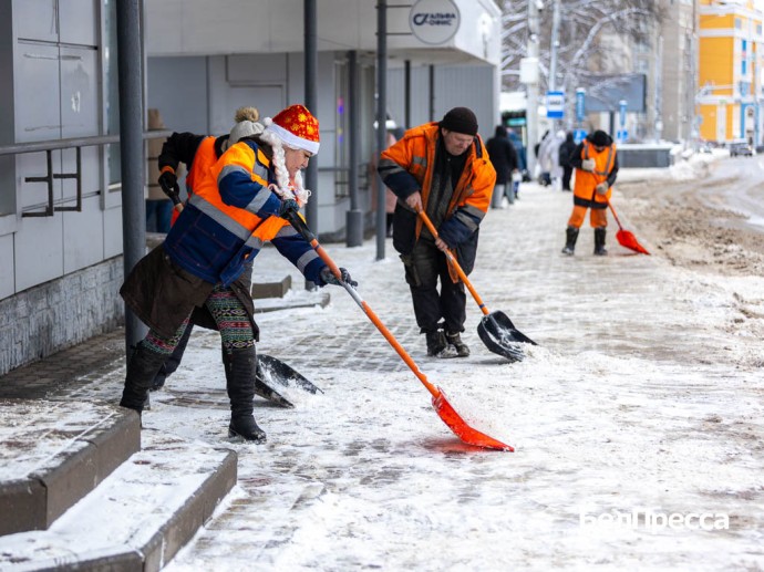 Белгородские коммунальщики круглосуточно чистят город от снега