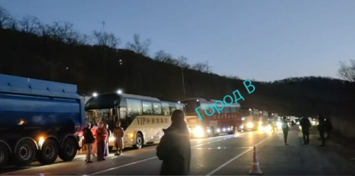 Автобусы из Китая застряли в огромной пробке из-за обрыва троса в Приморье