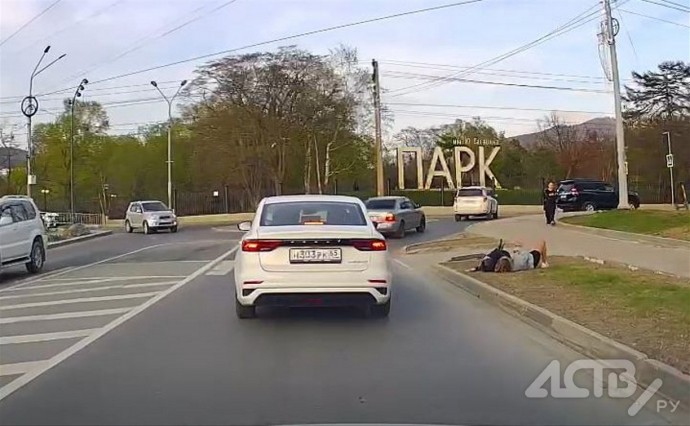 Две школьницы на одном самокате упали у "зебры" в Южно-Сахалинске, едва не попав под колеса авто