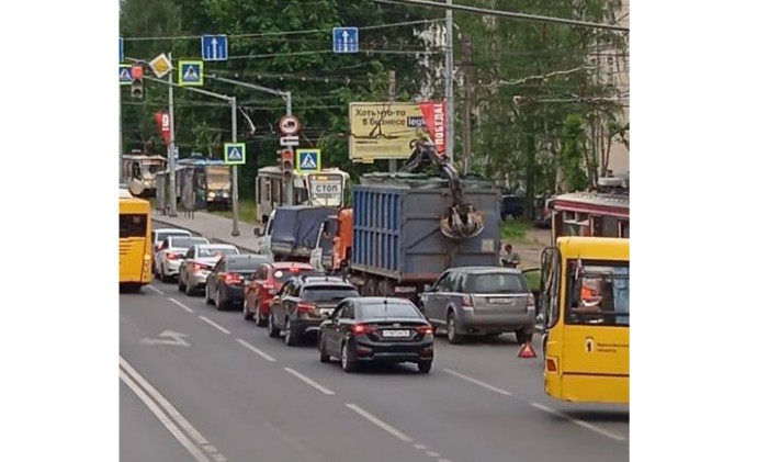 В Ярославле встало движение электротранспорта из-за обрыва проводов