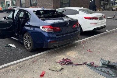 Вандал повредил несколько автомобилей на Муринской дороге
