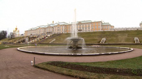 Врачи предостерегают петербуржцев от купания в фонтанах