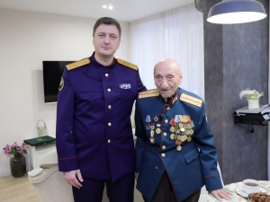 Руководитель следственного управления СК России по Краснодарскому краю навестил ветерана Великой Отечественной войны и поздравил его с наступающим Новым годом Руководитель следственного управления СК России по Краснодарскому краю навестил ветерана Великой Отечественной войны и поздравил его с наступающим Новым годом