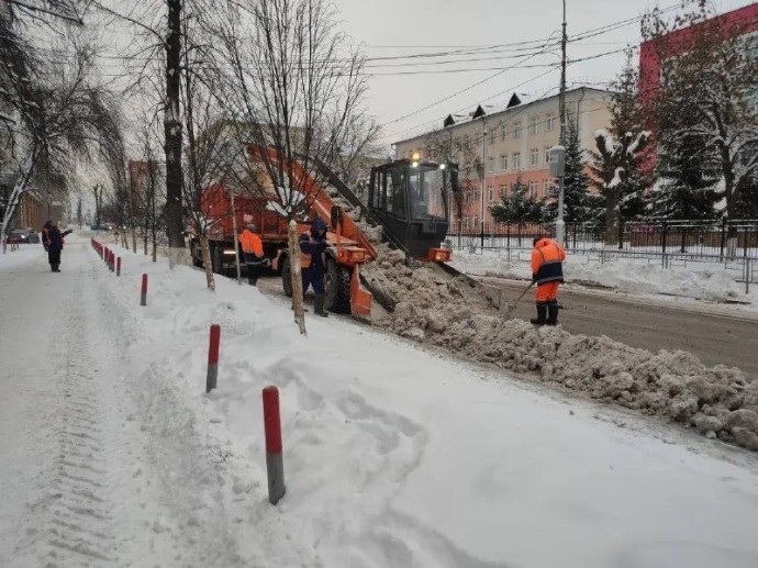 В Уфе коммунальные службы круглосуточно убирают снег