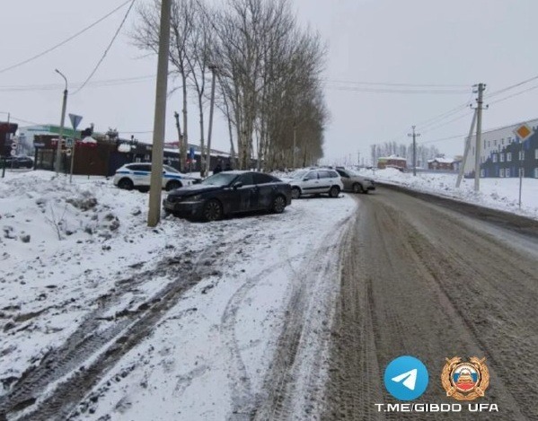 В лобовом столкновении автомобилей в Уфе пострадал пассажир