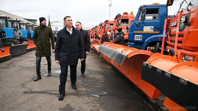 В Пензе проверили коммунальную технику перед зимними снегопадами В Пензе проверили коммунальную технику перед зимними снегопадами