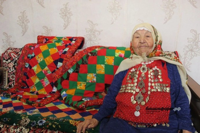 Владимир Путин поздравил двух бабушек почтенного возраста из Башкирии Владимир Путин поздравил двух бабушек почтенного возраста из Башкирии