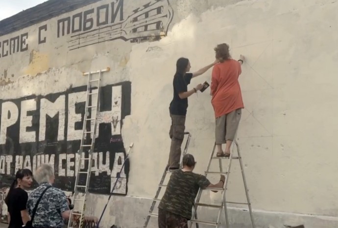 Стену Цоя вновь снова закрасили. Но теперь официально