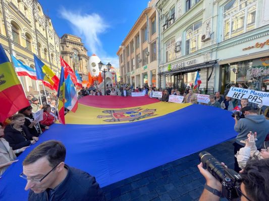 «Дайте нам голосовать!» — молдавская диаспора пикетирует посольство в Москве