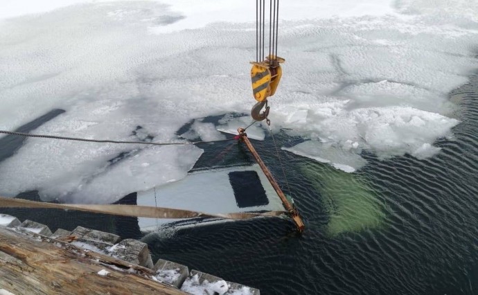 Появились кадры с места падения авто в воду с моста на Итурупе