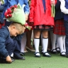 Только 28% россиян считают, что нужно дарить букеты учителям на 1 сентября