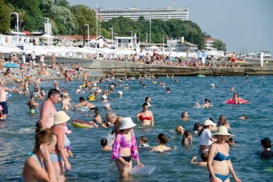 Из-за аномальной жары отдых на пляже в Сочи превратился в жестокое испытание