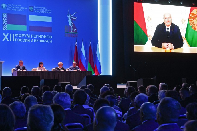 Лукашенко призвал защищать молодёжь от ложных ценностей
