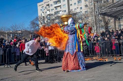 Благовещенцы проводили зиму блинами и хороводами