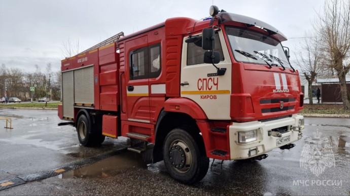 В Кирове на Преображенской загорелся гаражный бокс В Кирове на Преображенской загорелся гаражный бокс