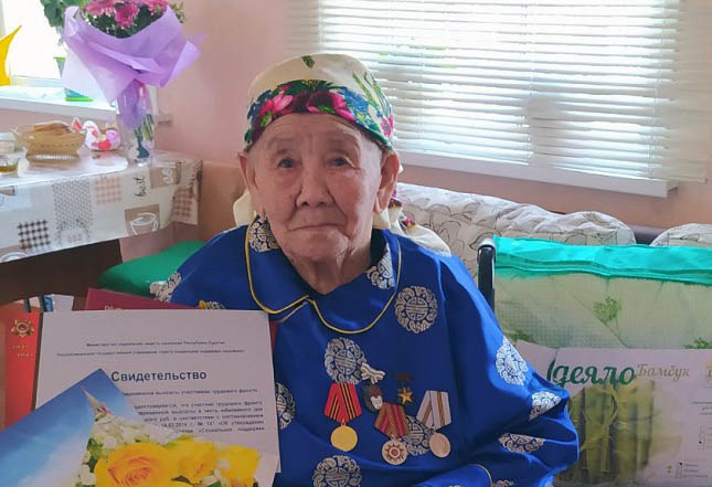 В Бурятии 95-летие празднует мать-героиня В Бурятии 95-летие празднует мать-героиня