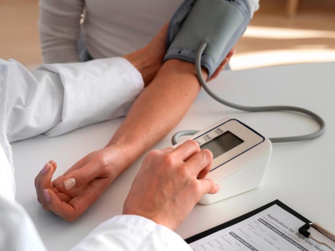 Гипертония мешает обновлению изоляции нервных волокон — сообщили учёные Вейл Корнелл