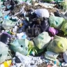 "У кого-то была очень веселая пати": неизвестные выкинули множество пакетов с бутылками в Южно-Сахалинске