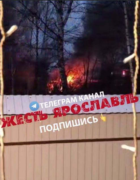 В результате столкновения под Ярославлем УАЗ съехал в кювет и загорелся