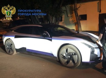 Полиция нашла машину, сбившую людей в центре Москвы