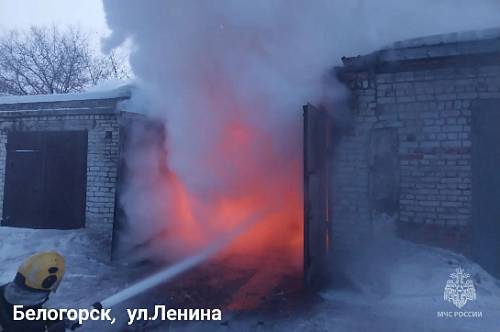 В Белогорске загорелся гараж с автомобилем внутри