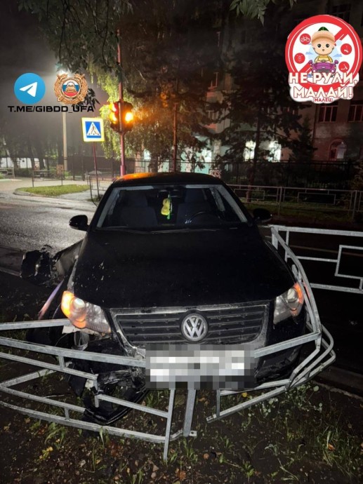 В Уфе 15-летняя девочка за рулём иномарки снесла ограждение